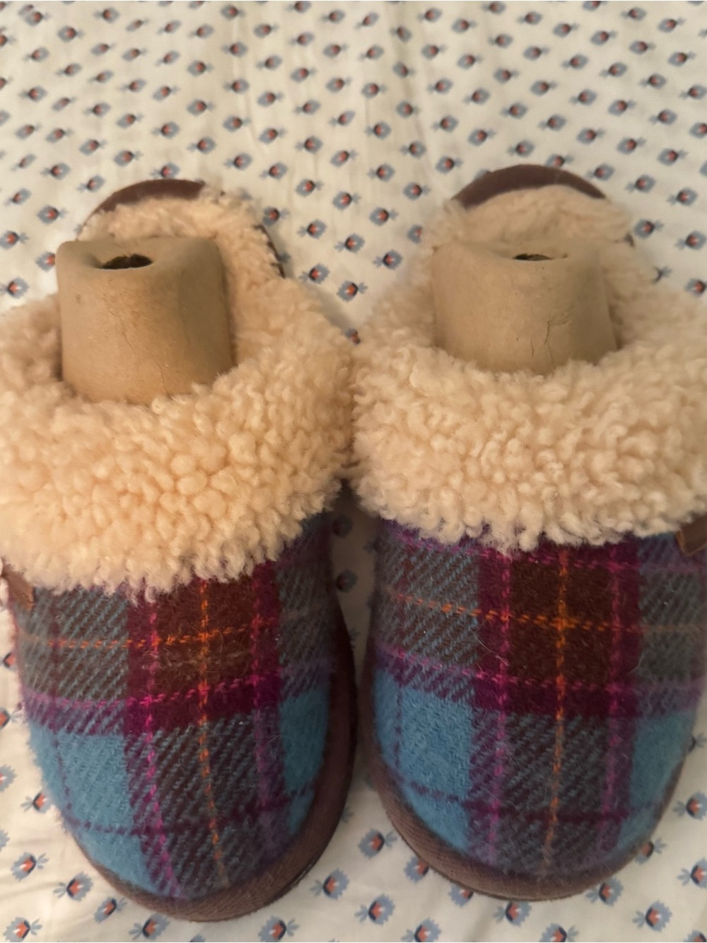 BEDROOM ATHLETICS..Cozy Plaid Shearling-Lined Slippers - Blue & Burgundy